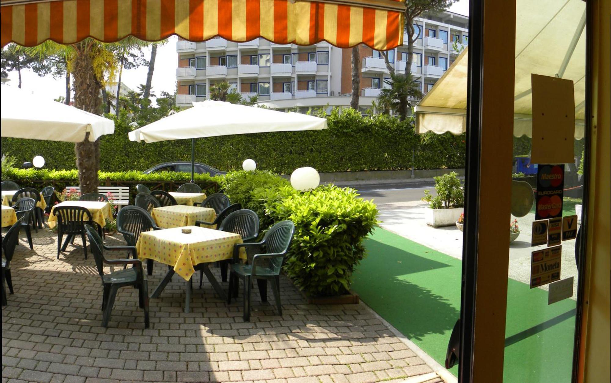 Hotel Santa Cruz Lignano Sabbiadoro Exterior photo